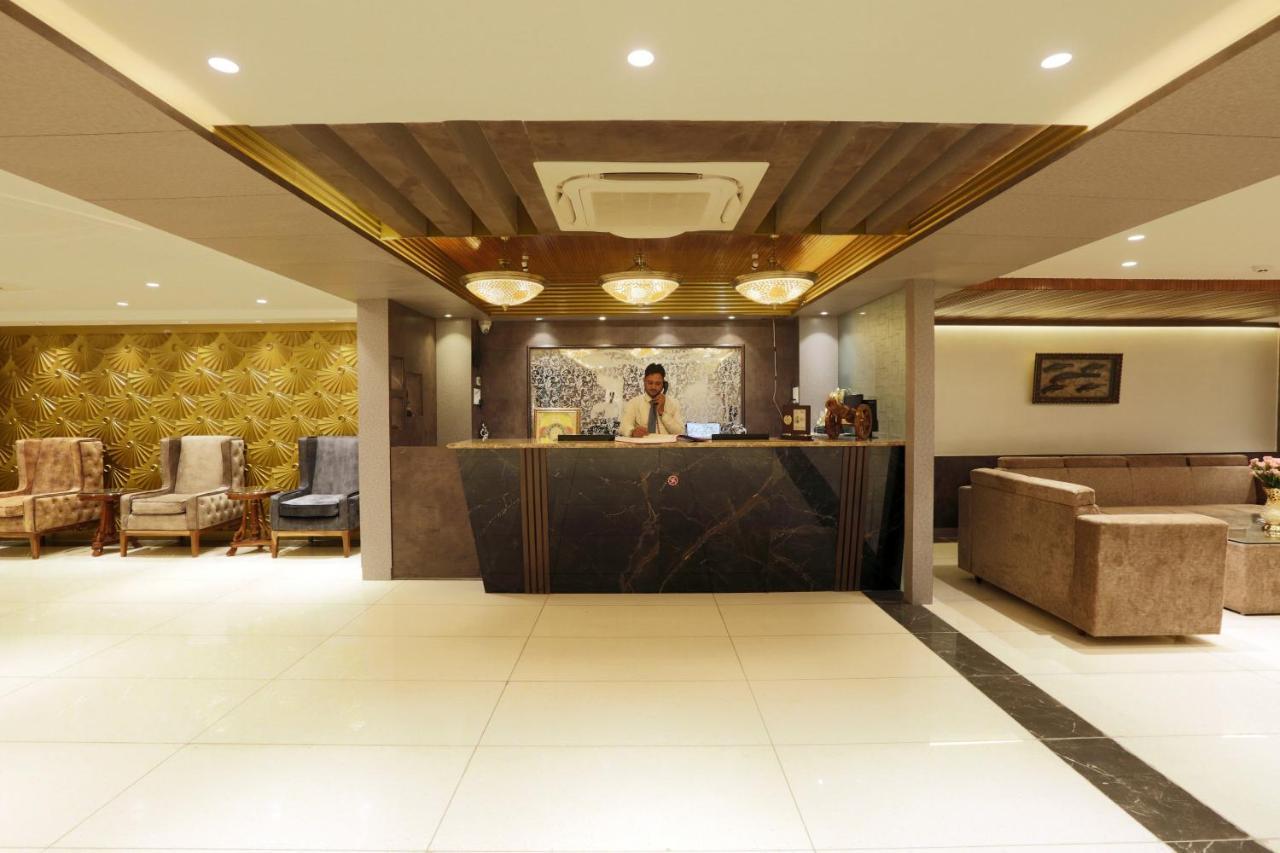 Hotel Sakura By Maps 구르가온 외부 사진